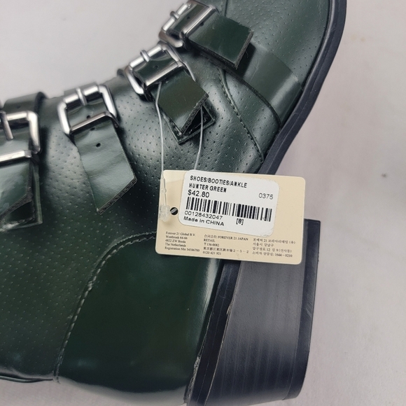 NWT Forever 21 hunter green perforated buckle biker ankle booties in size 8 - Picture 8 of 8